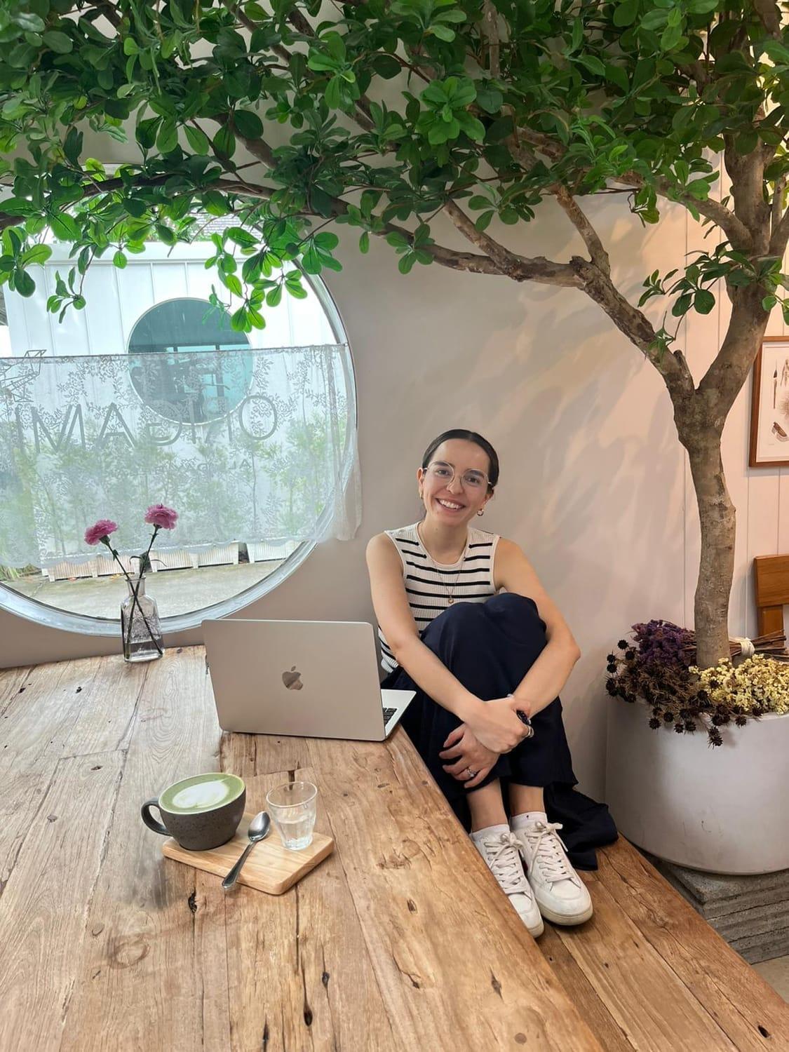 Alma Mareld escribiendo con un café